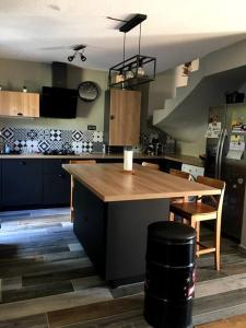 uma cozinha com um balcão de madeira num quarto em Très belle villa , calme et cosy ,6 personnes 10 mns des plages em Martigues