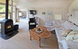 オテルプにあるNice Home In Otterup With 3 Bedrooms, Sauna And Wifiのリビングルーム(ソファ、薪ストーブ付)