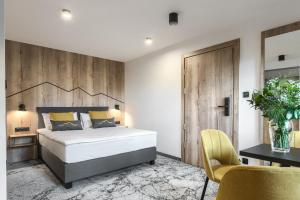 Postel nebo postele na pokoji v ubytování Szlakami 5 Dolin - apartamenty obok Doliny Strążyskiej - sauna i parking GRATIS!