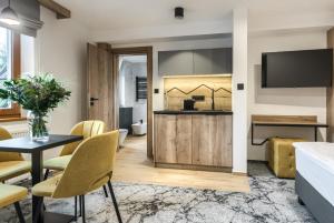 Kuchyň nebo kuchyňský kout v ubytování Szlakami 5 Dolin - apartamenty obok Doliny Strążyskiej - sauna i parking GRATIS!