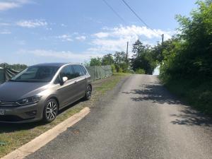 ein silbernes Auto, das am Straßenrand geparkt ist in der Unterkunft MAISON DES LILAS in Bellerive-sur-Allier