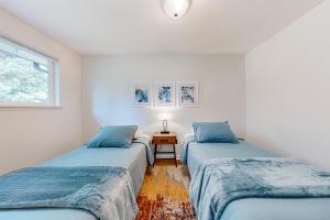 2 camas individuales en una habitación con ventana en Rowandale en University Place