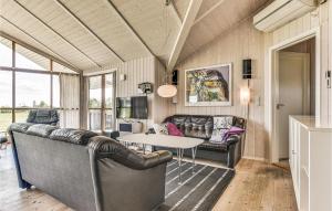 Spodsbjergにある4 Bedroom Amazing Home In Rudkbingのリビングルーム(ソファ、テーブル付)