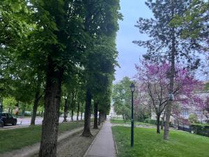 un trottoir dans un parc arboré et lumineux dans l'établissement Charming apartment in Sceaux, 7 min walk from RER B, direct Stade de France, à Sceaux