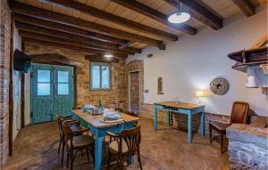 jadalnia z niebieskim stołem i krzesłami w obiekcie Villa Grandi w mieście Grandići