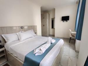 En eller flere senge i et værelse på Glam Hotel Addis Ababa