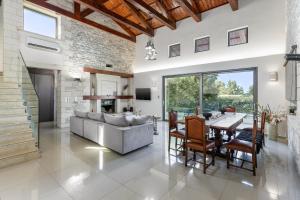 Posezení v ubytování FREE Breakfast, Villa Dreamcatcher with Outdoor and Indoor Pool, Hot Tub, Playroom and Home Cinema