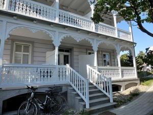 ザスニッツにあるVilla Melanieの白い家の前に駐輪する自転車