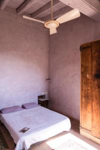 una camera con letto e ventilatore a soffitto di Ca la Merce Batista a Palau-Saverdera
