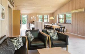 ein Wohnzimmer mit Ledersesseln und einem Tisch in der Unterkunft Gorgeous Home In Slagelse With Kitchen in Slagelse