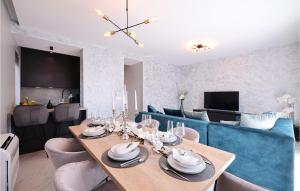 Žarović的住宿－Villa D-palace，一间带桌子和蓝色椅子的用餐室