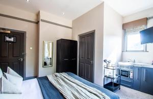 a bedroom with a bed and a sink at Eton House - Self Check-In, Ensuite Rooms & Self-Catering Studios in Yeovil +84 photos