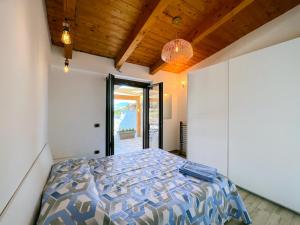 - une chambre avec un lit et un plafond en bois dans l'établissement Dominella 3, à Casal Velino