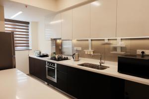 Brand new Water Front Luxury Cinnamon Suites Apartment in heart of Colombo City tesisinde mutfak veya mini mutfak