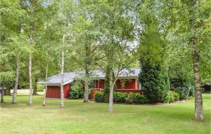uma casa vermelha com árvores em frente em Nice Home In Hals With Kitchen em Hals