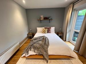Tempat tidur dalam kamar di Stylish Getaway in Y Felinheli Marina