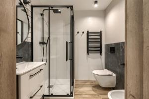 Koupelna v ubytování Szlakami 5 Dolin - apartamenty obok Doliny Strążyskiej - sauna i parking GRATIS!