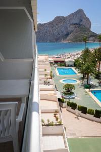 卡爾佩的住宿－AR Roca Esmeralda & SPA Hotel，从度假村的阳台上可欣赏到海滩景色