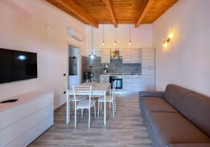 - une cuisine et une salle à manger avec une table et un canapé dans l'établissement Dominella 3, à Casal Velino