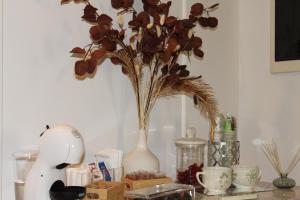 un tavolo con un vaso con un fiore all'interno di Camera Con Vista a Roma