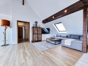 uma sala de estar com um sofá e uma mesa em Alpha Apartments em Essen