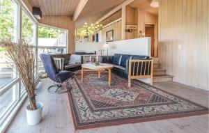 Asnæsにある4 Bedroom Beautiful Home In Asnsのリビングルーム(ソファ、テーブル付)