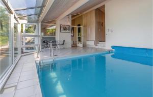 AsnæsにあるBeautiful Home In Asns With Sauna, Wifi And Indoor Swimming Poolの家の中のプール