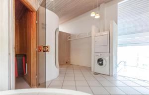 AsnæsにあるBeautiful Home In Asns With Sauna, Wifi And Indoor Swimming Poolのランドリールーム(洗濯機、乾燥機付)