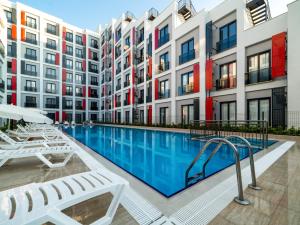 ein Schwimmbad in der Mitte eines Gebäudes in der Unterkunft Vacation Residence w Pool 5 min to Mall of Antalya in Antalya