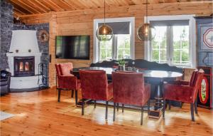 Treungen的住宿－Lovely Home In Treungen With Wifi，一间带桌椅和壁炉的用餐室