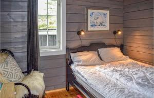 Treungen的住宿－Lovely Home In Treungen With Wifi，一间带床的卧室,位于带窗户的房间内