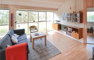 Fjellerup StrandにあるNice Home In Glesborg With 3 Bedrooms And Wifiのリビングルーム(ソファ、テーブル付)