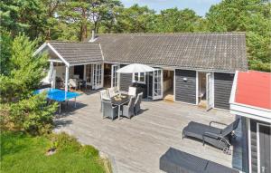 una vista aérea de una casa con terraza de madera en Trojlhyttan en Bedegård