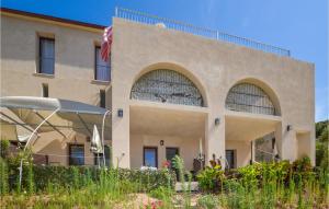 a building with an american flag in front of it at Lovely Apartment In Piana With Wifi in Piana