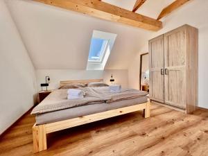 1 dormitorio con 1 cama grande y suelo de madera en Vila Milan en Bled