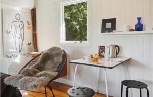 Habitación con mesa, mesa y sillas. en Awesome Home In Askeby With Kitchen, en Askeby