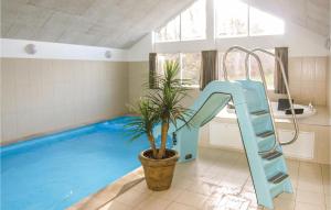 Bazén v ubytování Lovely Home In Tranekr With Kitchen nebo v jeho okolí