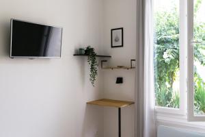 Televízia a/alebo spoločenská miestnosť v ubytovaní Sleep In Montpellier, cosy, central, 5 ch, 10p, Tram L1, 2,3 & 4