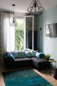 ein Wohnzimmer mit einem Sofa vor einem Fenster in der Unterkunft Sleep In Montpellier, cosy, central, 5 ch, 10p, Tram L1, 2,3 & 4 in Montpellier