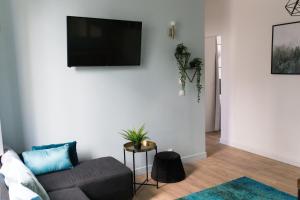 Televízia a/alebo spoločenská miestnosť v ubytovaní Sleep In Montpellier, cosy, central, 5 ch, 10p, Tram L1, 2,3 & 4
