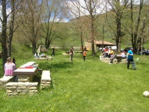 a group of people playing a game in a park at Apartamento Valdesquí in Valdelinares