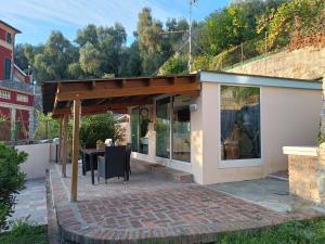 - un pavillon avec une table dans un patio dans l'établissement Casetta Mami, à Camogli