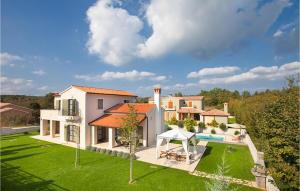 - une vue aérienne sur une maison avec une piscine dans l'établissement Villa Nikola, à VeliGolji