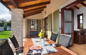 Une table et des chaises en bois sont disponibles sur la terrasse. dans l'établissement Villa Nikola, à VeliGolji