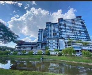 - un grand bâtiment à côté d'une étendue d'eau dans l'établissement Hanns&FreeWIFI&Washer+Pool@SunshineComfortHMStay3, à Sibu
