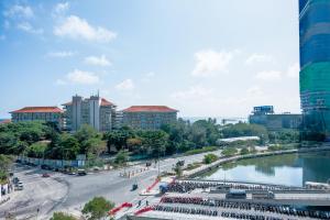 widok na miasto z rzeką i budynki w obiekcie Brand new Water Front Luxury Cinnamon Suites Apartment in heart of Colombo City w mieście Slave Island