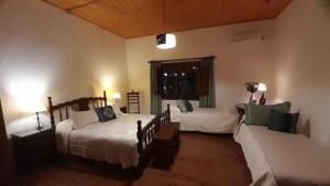 1 Schlafzimmer mit 2 Betten und einem Sofa in der Unterkunft Casa una habitación in Colonia del Sacramento
