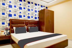 - une chambre avec un lit et un mur avec des places bleues dans l'établissement Collection O Blue Diamond, à Allahābād