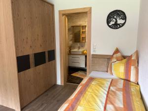 バート・ヘーリングにあるHäringer Mühleのベッドルーム1室(ベッド1台、バスルーム付)