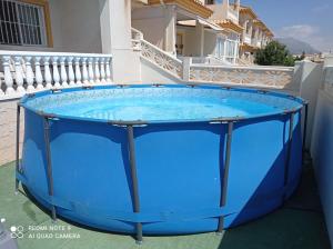 - un grand bain à remous bleu sur le balcon d'une maison dans l'établissement Magnifique maison entre mer et montagne, à Alicante